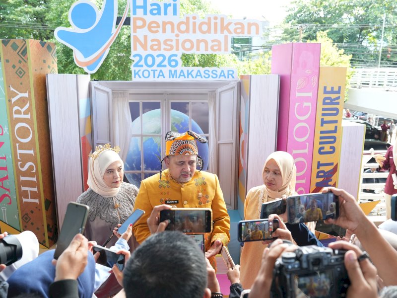 Wali Kota Makassar, Munafri Arifuddin, didampingi Ketua TP PKK Melinda Aksa, Wakil Wali Kota Aliyah Mustika Ilham, serta Kepala Dinas Pendidikan Achi Soleman, Sistem Penerimaan Murid Baru (SPMB) Tahun Ajaran 2026 untuk jenjang TK, SD, dan SMP di Lapangan Karebosi, Sabtu (2/5/2026). @Jejakfakta/dok. Humas Pemkot Makassar