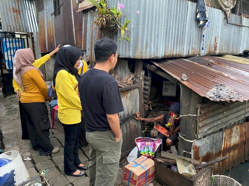 Camat Panakkukang, Syahril, bersama aparat kelurahan untuk turun langsung ke lokasi guna memastikan kondisi serta menyalurkan bantuan awal. @Jejakfakta/dok. Humas Pemkot Makassar