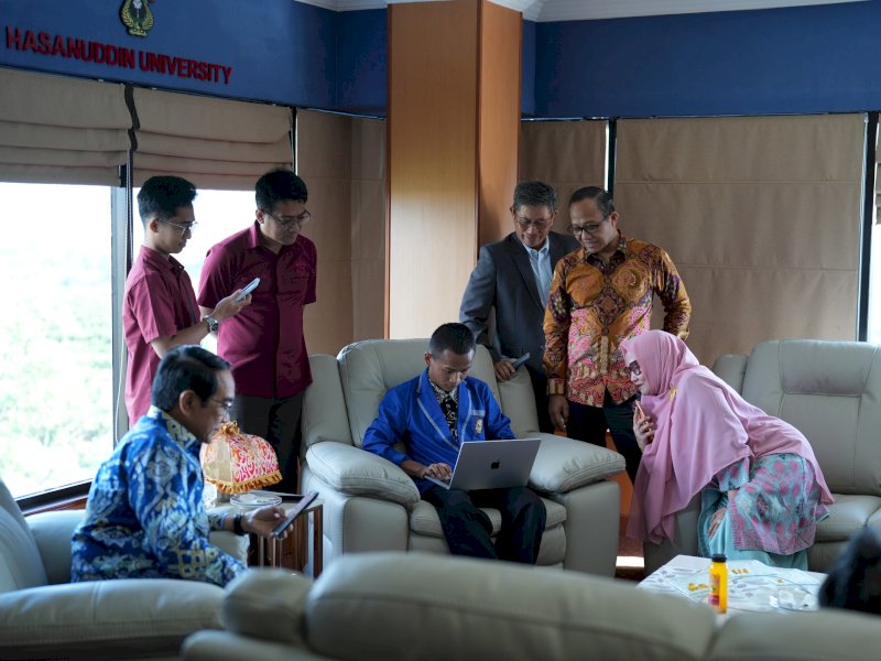 Rehan, siswa SMA Negeri 8 Pinrang saat bertemu Rektor Unhas, Prof Jamaluddin Jompa, di Gedung Rektorat Kampuas Tamalanrea, Rabu (6/5/2026). Universitas Hasanuddin (Unhas) secara resmi memberikan golden ticket kepada Rehan, memberinya akses langsung untuk kuliah di Program Studi Teknik Informatika tanpa melalui jalur tes pada tahun akademik 2026/2027. @Jejakfakta/dok. Istimewa
