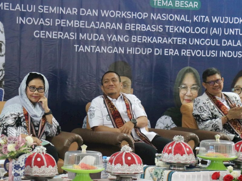 Bupati Luwu Timur, Irwan Bachri Syam, saat menghadiri Seminar dan Workshop Nasional yang digelar Persatuan Guru Republik Indonesia (PGRI) Kabupaten Luwu Timur di Gedung Matano Player, Sorowako, Kecamatan Nuha, Rabu (06/05/2026). @Jejakfakta/dok. Humas Pemkab Lutim