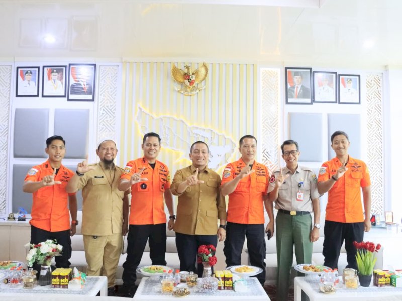 Bupati Luwu Timur, Irwan Bachri Syam, menerima jajaran Basarnas Makassar di Ruang Kerja Bupati, Selasa (5/5/2026). @Jejakfakta/dok. Humas Pemkab Lutim