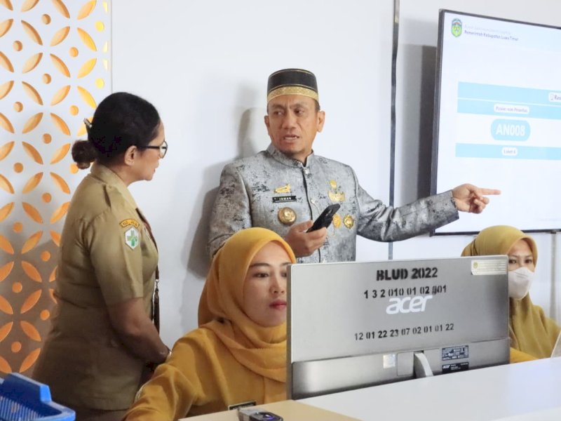 Bupati Luwu Timur, Irwan Bachri Syam, saat melakukan kunjungan di Rumah Sakit Umum Daerah (RSUD) I Lagaligo Wotu, Senin (04/05/2026). @Jejakfakta/dok. Humas Pemkab Lutim