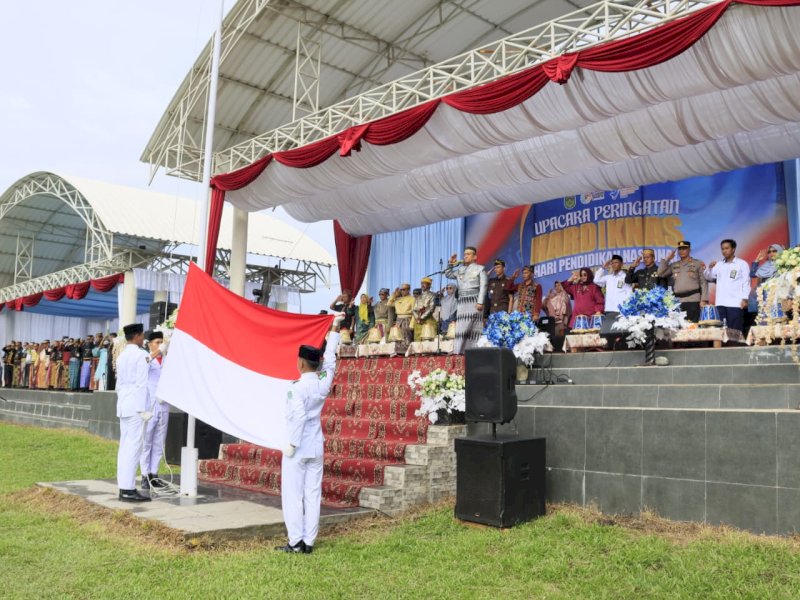 Bupati Luwu Timur, Irwan Bachri Syam, saat memimpin upacara Hardiknas yang digelar di Lapangan Gaswo, Kecamatan Wotu, Senin (04/05/2026). @Jejakfakta/dok. Humas Pemkab Lutim