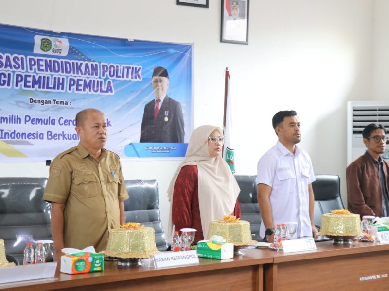 Asisten Pemerintahan dan Kesra Luwu Timur, Aini Endis Anrika, yang hadir mewakili Bupati Luwu Timur menghadiri Sosialisasi Pendidikan Politik bagi pelajar SMA/SMK se-Kabupaten Luwu Timur di Aula Kantor Kesbangpol, Senin (04/05/2026). @Jejakfakta/dok. Humas Pemkab Lutim