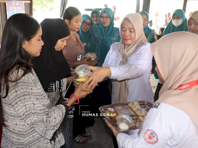 Wakil Bupati Sidrap, Nurkanaah, bersama Sekretaris TP PKK Sidrap, Saribulan, saat Pemberian Makanan Tambahan (PMT) berbasis pangan lokal di Rumah Gizi, Kelurahan Lautang Benteng, Kecamatan Maritengngae, Rabu (6/5/2026). @Jejakfakta/dok. Humas Pemkab Sidrap
