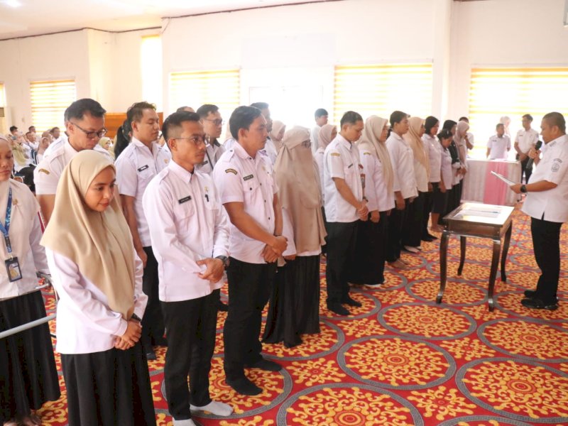 Bupati Luwu Timur, Irwan Bachri Syam, saat acara pengukuhan 30 guru yang lolos seleksi Cambridge English Placement Test dari 100 peserta untuk program Sekolah Berbasis Bahasa Inggris tingkat SD dan SMP, yang berlangsung di Aula Dinas Pendidikan dan Kebudayaan (Disdikbud), Rabu (06/05/2026). @Jejakfakta/dok. Humas Pemkab Lutim