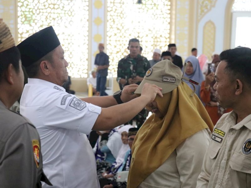 Bupati Luwu Timur, Irwan Bachri Syam, saat melepas 28 calon jamaah haji asal Luwu Timur di pelataran Masjid Babul Khaer, Rabu sore (06/05/2026). @Jejakfakta/dok. Humas Pemkab Lutim