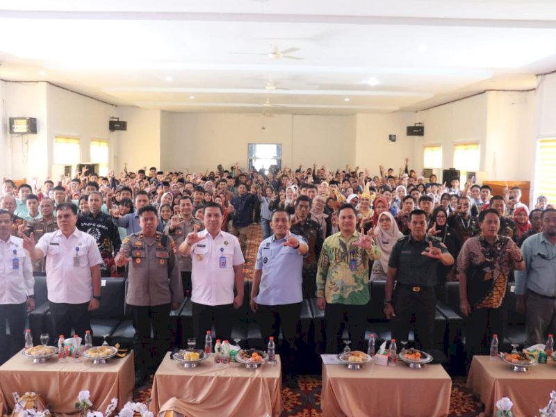 Bupati Luwu Timur Irwan Bachri Syam bersama unsur Forkopimda, BNN Sulawesi Selatan, pihak sekolah hingga pelajar, saat menghadiri Deklarasi Sekolah Bersinar digelar di Aula Pendidikan Malili, Kamis (07/05/2026). @Jejakfakta/dok. Humas Pemkab Lutim