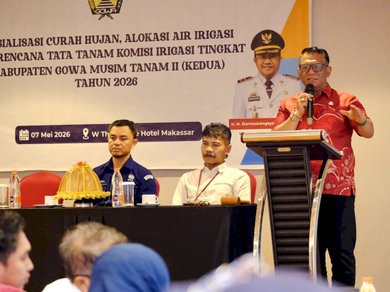 Sekretaris Daerah (Sekda) Kabupaten Gowa, Andy Azis, saat membuka Sosialisasi Curah Hujan, Alokasi Air Irigasi, dan Rencana Tata Tanam Komisi Irigasi Tingkat Kabupaten Gowa Musim Tanam II Tahun 2026, yang digelar di W Three Style Hotel Makassar, Kamis (7/5/2026). @Jejakfakta/dok. Humas Pemkab Gowa