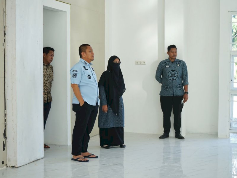 Bupati Luwu Timur, Irwan Bachri Syam, saat melakukan peninjauan pembangunan Gedung Wanita Simpurusiang di Malili, Kamis (7/5/2026). @Jejakfakta/dok. Humas Pemkab Lutim