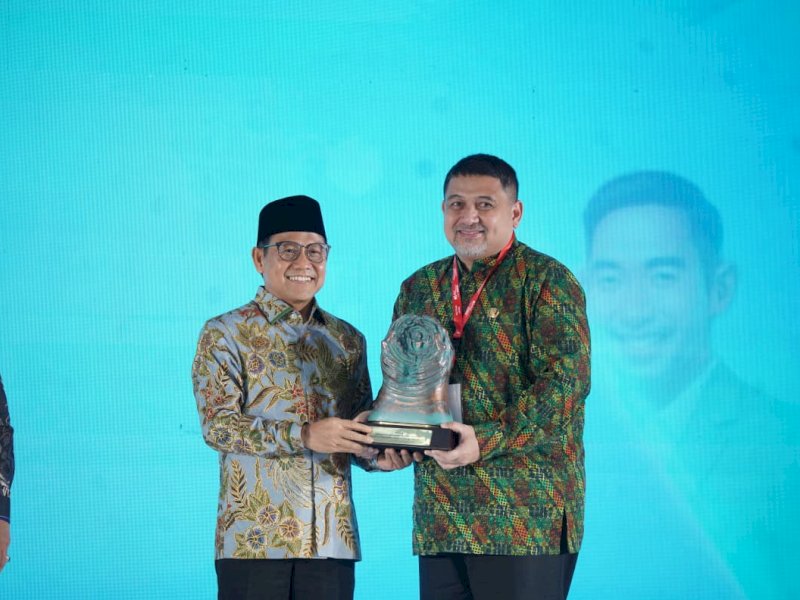 Wali Kota Makassar, Munafri Arifuddin, saat menerima Paritrana Award untuk Kota Makassar sebagai kabupaten/kota terbaik se-Indonesia dalam bidang jaminan sosial ketenagakerjaan oleh Menteri Koordinator Bidang Pemberdayaan Masyarakat, Muhaimin Iskandar, di Plaza BPJAMSOSTEK, Jalan HR Rasuna Said, Jakarta Selatan, Jumat (8/5/2026). @Jejakfakta/dok. Humas Pemkot Makassar
