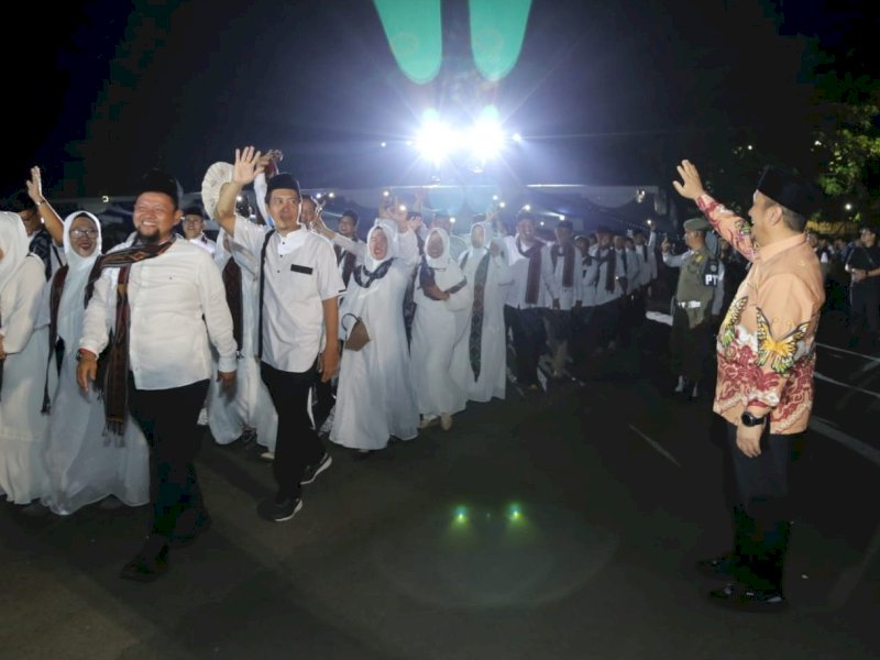 Bupati Irwan Bachri Syam sukses membawa kontingen Kabupaten Luwu Timur menjadi pusat perhatian pada pembukaan Musabaqah Tilawatil Qur&rsquo;an (MTQ) XXXIV tingkat Provinsi Sulawesi Selatan tahun 2026 di Kabupaten Maros, Ahad (12/04/2026) malam. @Jejakfakta/dok. Istimewa
