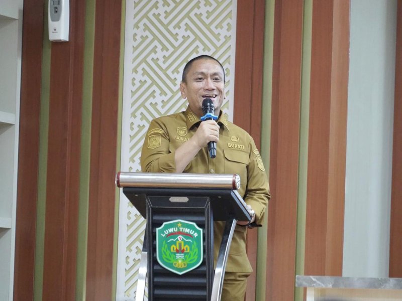 Bupati Luwu Timur, Irwan Bachri Syam, saat memberikan sambutan pada rapat yang berlangsung di Aula Sasana Praja, Kantor Bupati Luwu Timur, Selasa (14/04/2026). @Jejakfakta/Istimewa