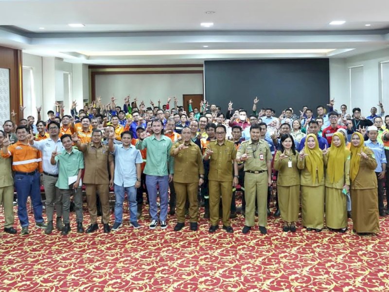 Bupati Luwu Timur Irwan Bachri Syam, saat menghadiri sosialisasi program MANDALISH (Kursus Intensif Bahasa Mandarin dan Inggris) di Aula Sasana Praja, Kantor Bupati Luwu Timur, Selasa (14/04/2026). @Jejakfakta/dok. Istimewa
