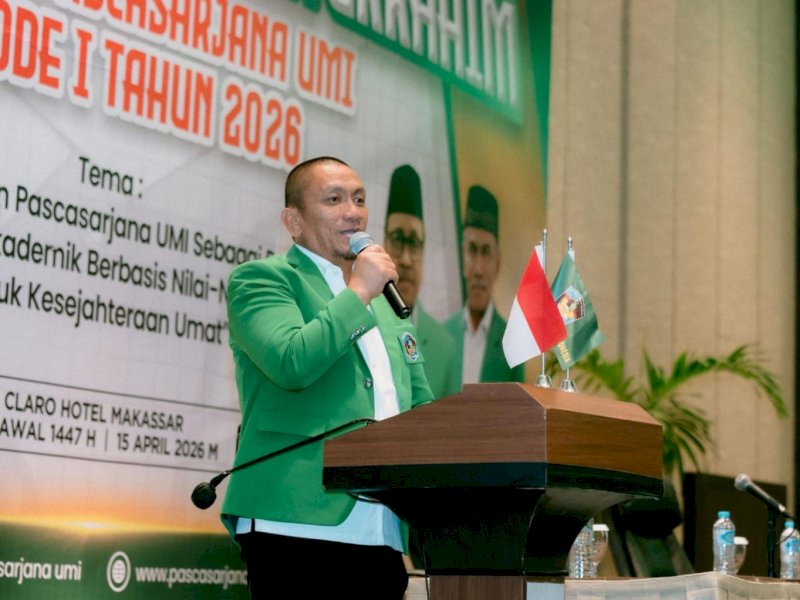 Bupati Luwu Timur, Irwan Bachri Syam, saat mewakili ratusan calon wisudawan memberikan sambutan pada acara Ramah Tamah Pascasarjana Universitas Muslim Indonesia di Hotel Claro Makassar, Rabu malam (15/04/2026). @Jejakfakta/dok. Istimewa