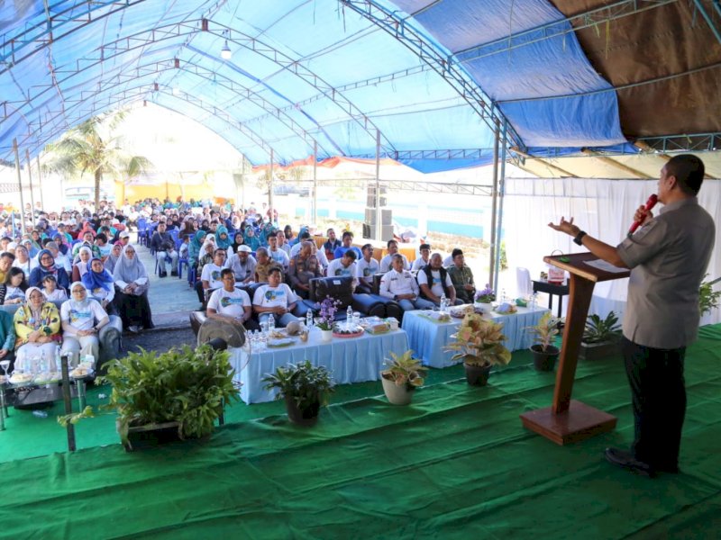 Bupati Luwu Timur, Irwan Bachri Syam, saat memberikan sambutan pada peluncuran program &ldquo;Spesialis Juara&rdquo;, masyarakat di daerah pelosok di halaman Puskesmas Mahalona, Kecamatan Towuti, Ahad (26/4/2026). @Jejakfakta/dok. Istimewa