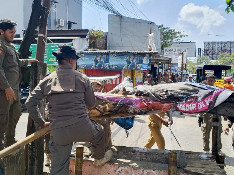 Petugas dari Satpol-PP melakukan penertiban bangunan di atas Fasum dan Fasos di wilayah Kelurahan Tamalanrea Indah pada Senin (11/5/2026). @Jejakfakta/dok. Humas Pemkot Makassar