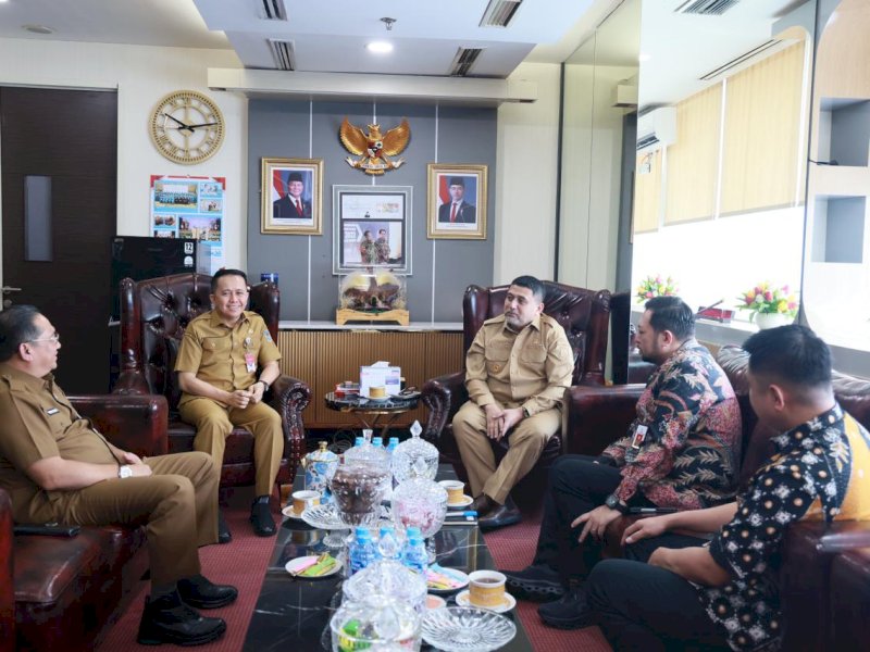 Wali Kota Makassar, Munafri Arifuddin, saat pertemuan bersama Direktur Jenderal (Dirjen) Bina Keuangan Daerah (Keuda) Kementerian Dalam Negeri (Kemendagri), Agus Fatoni, yang berlangsung di Kantor Kemendagri, Jakarta, Senin (11/5/2026). @Jejakfakta/dok. Humas Pemkot Makassar