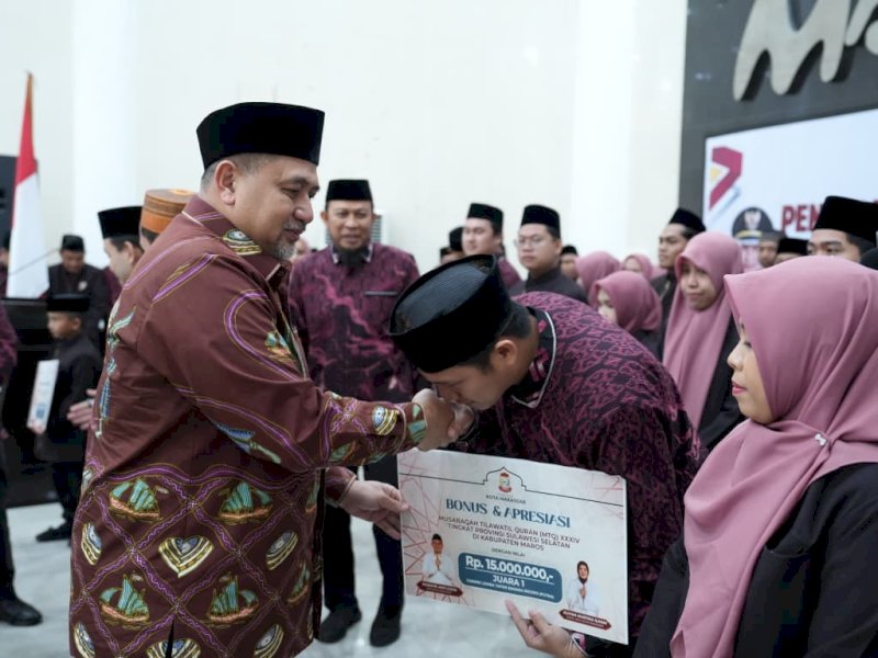 Wali Kota Makassar, Munafri Arifuddin, saat menyerahkan penghargaan bonus kepada 47 kafilah Kota Makassar pada Musabaqah Tilawatil Quran (MTQ) ke-34 tingkat Provinsi Sulawesi Selatan, di Baruga Anging Mammiri Rumah Jabatan Wali Kota Makassar, Sabtu (9/5/2026). @Jejakfakta/dok. Humas Pemkot Makassar