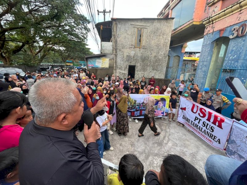 Ratusan warga yang tergabung dalam Aliansi Gerakan Rakyat Menolak PLTSa (Geram PLTSa) menggelar aksi unjuk rasa di depan Gedung Eterno, Kelurahan Bira, Minggu (10/05/2026), sebagai bentuk protes terhadap proyek yang dinilai terlalu dekat dengan kawasan permukiman. @Jejakfakta/dok. Istimewa