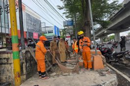 Respons Cepat Aduan Warga, Kecamatan Panakkukang Benahi Trotoar AP Pettarani