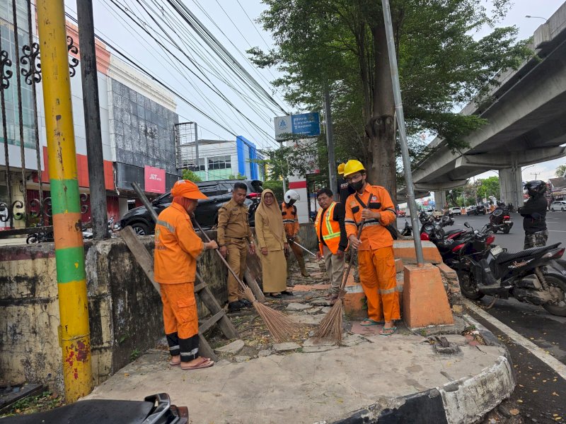 Camat Panakkukang, Syahril menerjunkan tim drainase dan petugas kebersihan untuk membersihkan area pedestrian serta menindaklanjuti laporan masyarakat, Senin (12/5/2026). @Jejakfakta/dok. Humas Pemkot Makassar