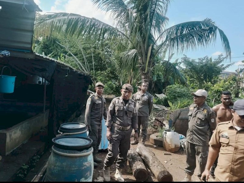 Camat Muhammad Aril Syahbani bersama pihak kecamatan bersama unsur Bantuan Kendali Operasi (BKO) Satuan Polisi Pamong Praja (Satpol PP) langsung turun melakukan peninjauan ke lokasi setelah menerima laporan masyarakat, Selasa (12/5/2026). @Jejakfakta/dok. Humas Pemkot Makassar