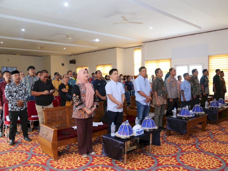 Sekretaris Daerah Luwu Timur sekaligus Dewan Pengawas Perumdam Waemami, Ramadhan Pirade, saat membuka Sosialisasi Penyesuaian Tarif Perumdam Waemami di Aula Dinas Pendidikan dan Kebudayaan Luwu Timur, Jumat (8/5/2026). @Jejakfakta/dok. Istimewa