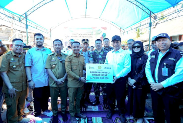 Mentan Amran Turun Langsung ke Bone, Salurkan Bantuan Rp9 Miliar untuk Korban Banjir