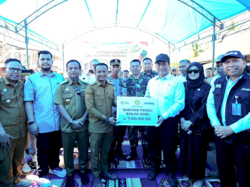 Mentan Andi Amran Sulaiman menyalurkan bantuan sekitar Rp9 miliar bagi masyarakat terdampak bencana banjir di Kabupaten Bone, Sulawesi Selatan, Senin (11/5/2026). Jejakfaktacom/Dok. Kementan RI