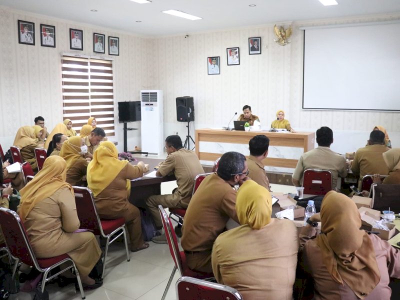 Kepala BKPSDM Luwu Timur, Parha Arief, saat menghadiri rapat evaluasi rutin yang digelar di Aula BKPSDM Luwu Timur, Selasa (12/05/2026). @Jejakfakta/dok. Istimewa