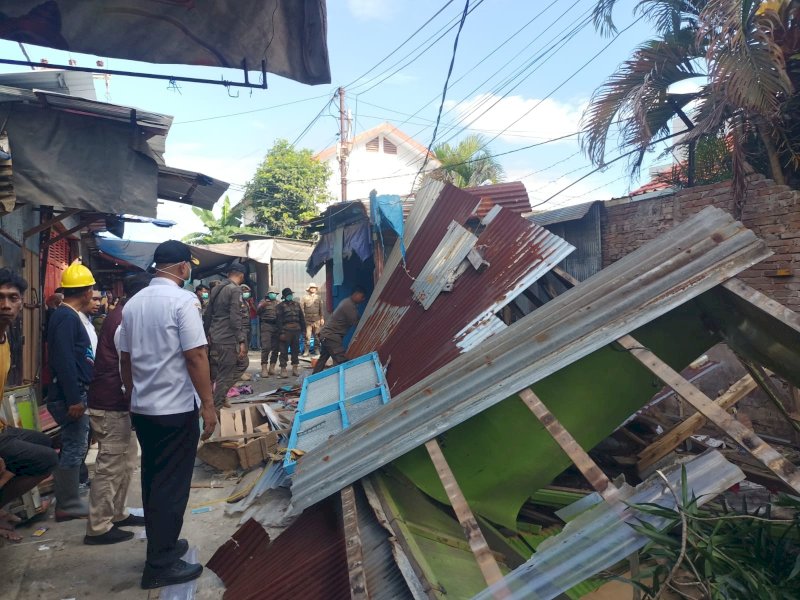 Penertiban dilakukan oleh Kecamatan Ujung Tanah bersama Satuan Polisi Pamong Praja (Satpol PP), dengan fokus utama di jalur masuk menuju Puskesmas Tabaringan yang berada di Jalan Tinumbu/Yos Sudarso I, Kamis (13/05/2026).  @Jejakfakta/dok. Humas Pemkot Makassar