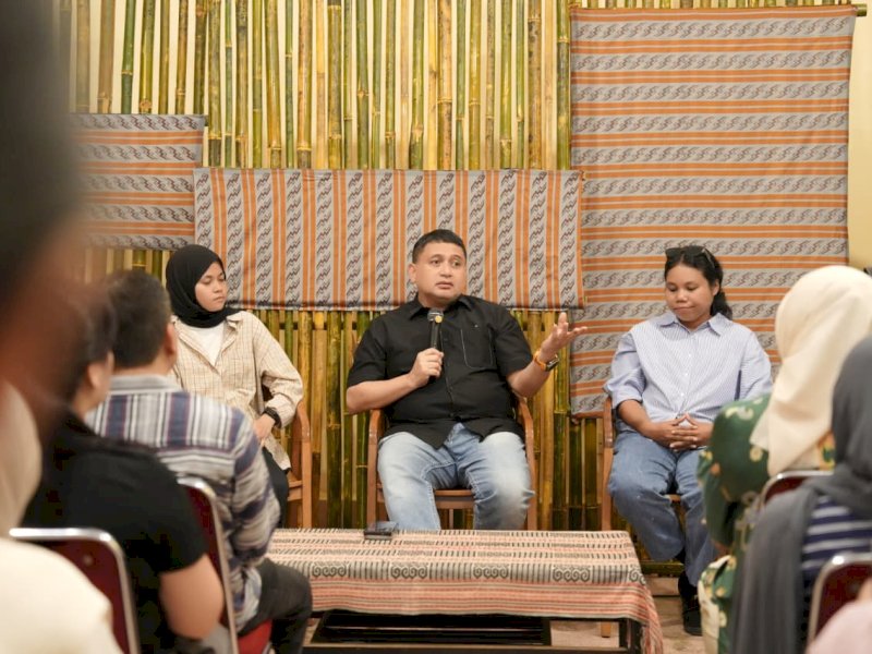 Wali Kota Makassar, Munafri Arifuddin, saat menjadi panelis dalam diskusi bertajuk &ldquo;MCH Talenta Kota: Keberlanjutan Industri Kreatif Makassar untuk Dunia&rdquo; pada rangkaian Makassar International Writers Festival di Benteng Fort Rotterdam, Jumat (15/5/2026). @Jejakfakta/dok. Humas Pemkot Makassar