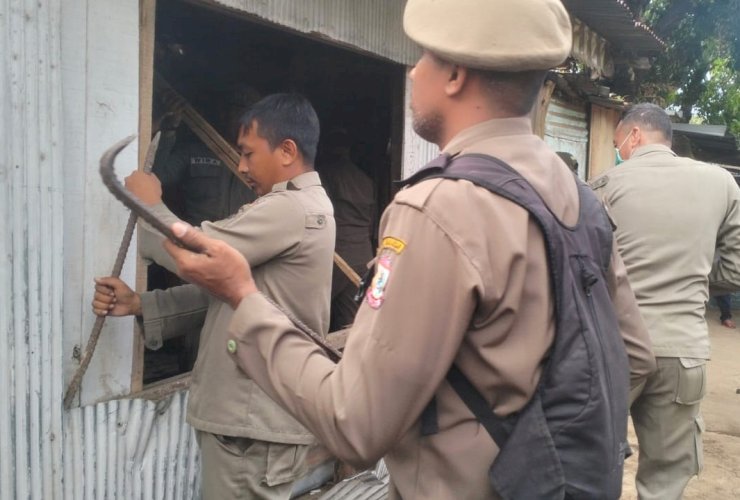 16 Lapak di Fasum Barawaja Dibongkar Mandiri