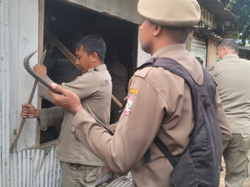 Sebanyak 16 lapak semi permanen yang berdiri di atas lahan fasilitas umum (fasum) di Kampung Barawaja, Kelurahan Karuwisi Utara, Kecamatan Panakkukang,  dibongkar, Jumat (15/5/2026). @Jejakfakta/dok. Humas Pemkot Makassar