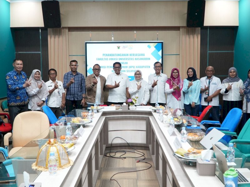Penandatanganan Perjanjian Kerja Sama (PKS)  Program Studi D-4 Komunikasi Digital Fakultas Vokasi Universitas Hasanuddin dengan Komisi Pemilihan Umum (KPU) Kabupaten Kepulauan Selayar untuk memperkuat literasi demokrasi berbasis konten digital kreatif, di Ruang Rapat Fakultas Vokasi UNHAS, Senin (18/5/2026). @Jejakfakta/dok. Istimewa