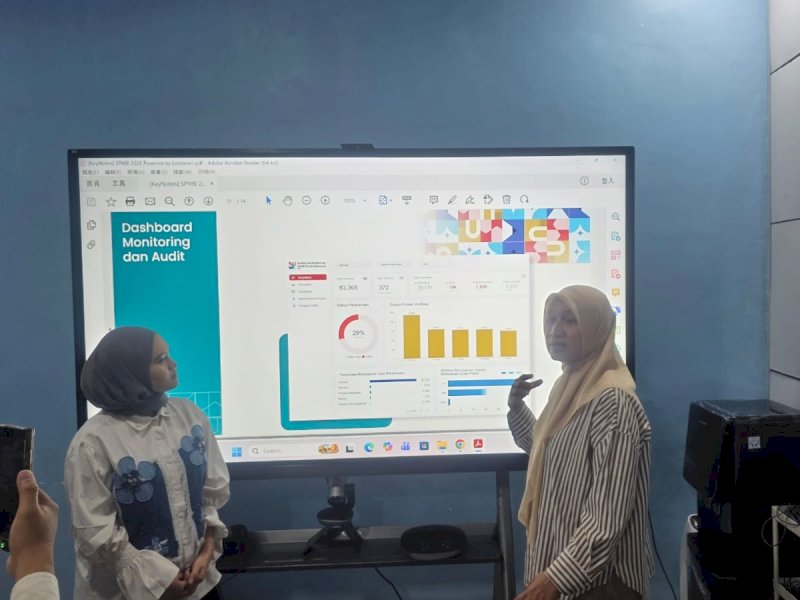 Kepala Dinas Pendidikan Kota Makassar, Achi Soleman, bersama Tim Ahli Pemkot Makassar Bidang Percepatan Digitalisasi, Andi Gita Namira Patigana, saat menjelaskan  Seleksi Penerimaan Murid Baru (SPMB) 2026 melalui sistem digital Lontara+, Senin (18/5/2026). @Jejakfakta/dok. Humas Pemkot Makassar