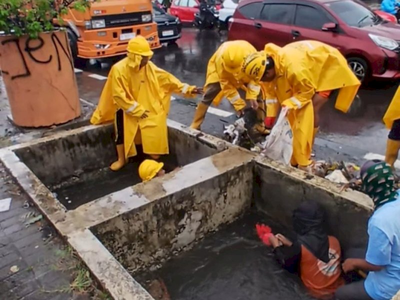 Satgas drainase diterjunkan ke berbagai titik strategis yang mengalami genangan air, Senin (18/5/2026). @Jejakfakta/dok. Humas Pemkot Makassar 