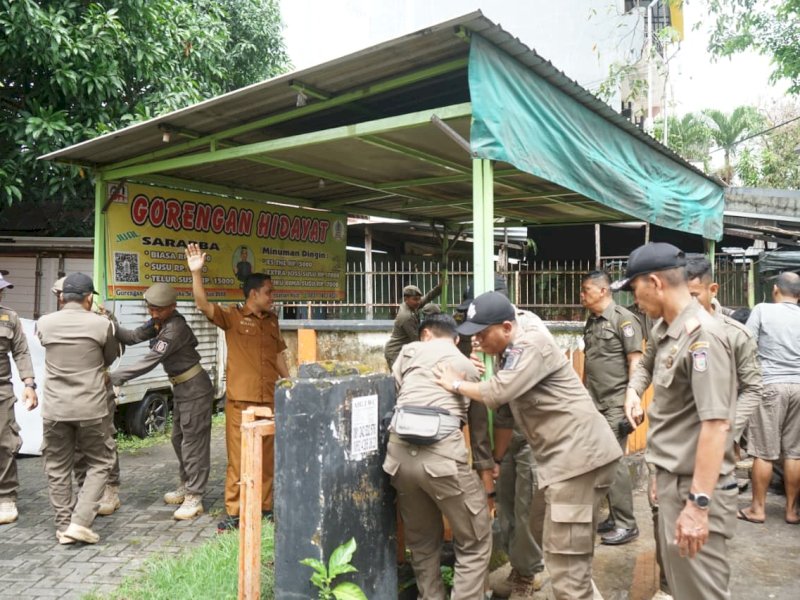 Sebanyak delapan lapak ditertibkan yang menguasai fasilitas umum (fasum), fasilitas sosial (fasos), hingga area drainase di sejumlah titik di kecamatan Tallo, Senin (18/5/2026). @Jejakfakta/dok. Humas Pemkot Makassar