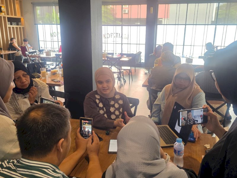 Tim Ahli Pemerintah Kota Makassar Bidang Percepatan Digitalisasi, Andi Gita Namira Patigana, saat memberikan keterangan pers, Minggu (17/5/2026). @Jejakfakta/dok. Humas Pemkot Makassar