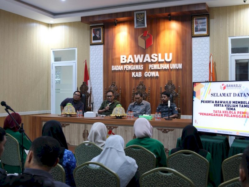 Bawaslu Kabupaten Gowa bersama Bawaslu Provinsi Sulawesi Selatan saat kuliah tamu kepemiluan yang melibatkan mahasiswa Ilmu Politik UIN Alauddin Makassar, bertema &ldquo;Penanganan Pelanggaran Pemilu&rdquo; di Ruang Sidang Kantor Bawaslu Kabupaten Gowa, Senin (18/05/2026). @Jejakfakta/dok. Istimewa 