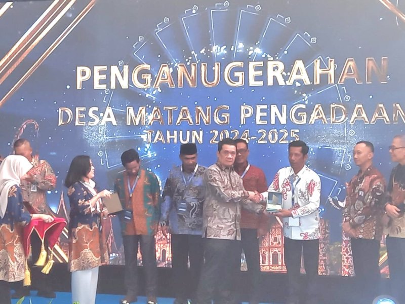 Wakil Menteri Desa dan Pembangunan Daerah Tertinggal RI, Ahmad Riza Patria, saat menyerahkan penganuerahan Desa Matang Pengadaan dalam kegiatan Sinergi Nasional bertema &ldquo;Akselerasi Kematangan Pengadaan Barang/Jasa Desa melalui Transformasi Kebijakan, Tata Kelola, dan SDM menuju Desa Mandiri dan Anti Korupsi&rdquo; di Gedung LKPP, Jakarta, Selasa (19/5/2026). @Jejakfakta/dok. Humas Pemkab Gowa