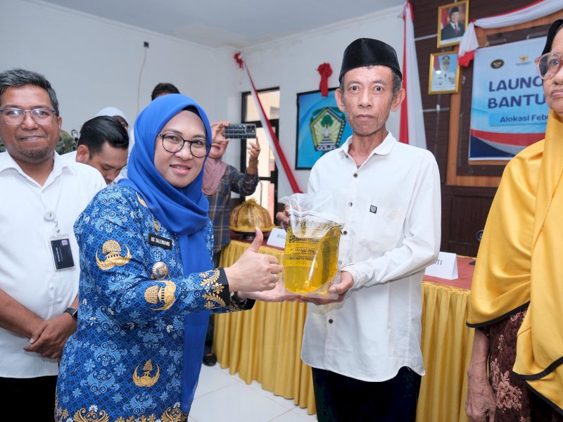 Bupati Gowa, Sitti Husniah Talenrang, menyalurkan Bantuan Pangan Alokasi Februari dan Maret 2026 itu digelar di Aula Kantor Camat Pallangga, Rabu (20/5/2026). @Jejakfakta/dok. Humas Pemkab Gowa 