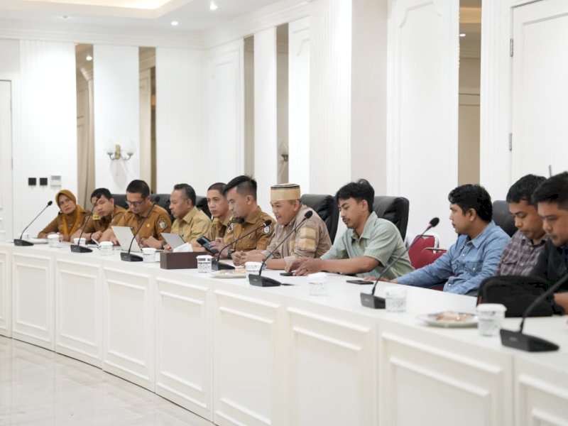 Warga Kelurahan Bira saat melakukan pertemuan dengan Pemerintah Kota Makassar dan menyampaikan penolakan rencana pembangunan Pengolahan Sampah menjadi Energi Listrik (PSEL) di Kecamatan Tamalanrea, Kota Makassar, Selasa (19/5/2026). @Jejakfakta/dok/ Himas Pemkot Makassar
