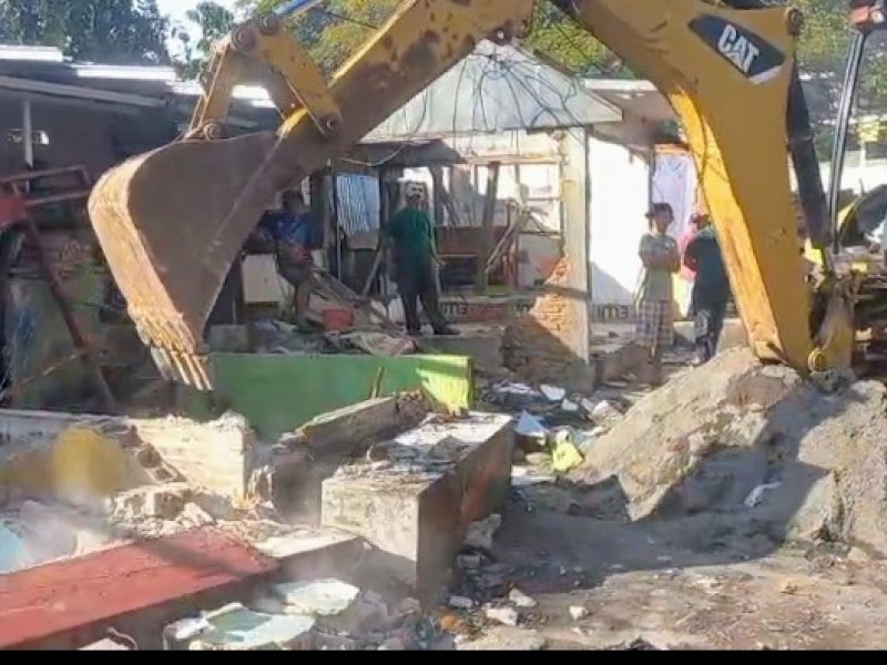 Pemkot Makassar melakukan penataan kawasan perkotaan dengan menertibkan sebanyak 178 lapak pedagang kaki lima (PKL) di Kecamatan Mariso, Rabu (13/5/2026). @Jejakfakta/dok. Humas Pemkot Makassar
