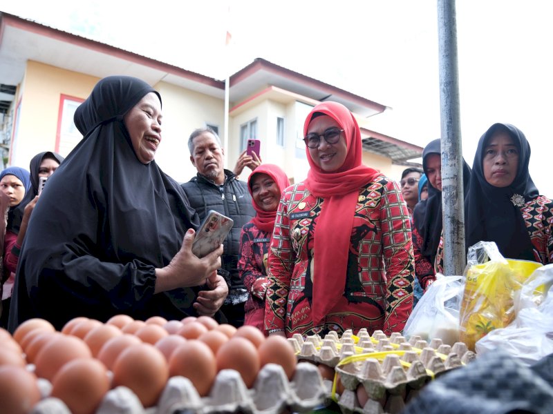 Bupati Gowa, Sitti Husniah Talenrang, saat meninjau Gerakan Pangan Murah yang dipusatkan di Halaman Kantor Camat Somba Opu, Kamis (21/5/2026). @Jejakfakta/dok. Humas Pemkab Gowa