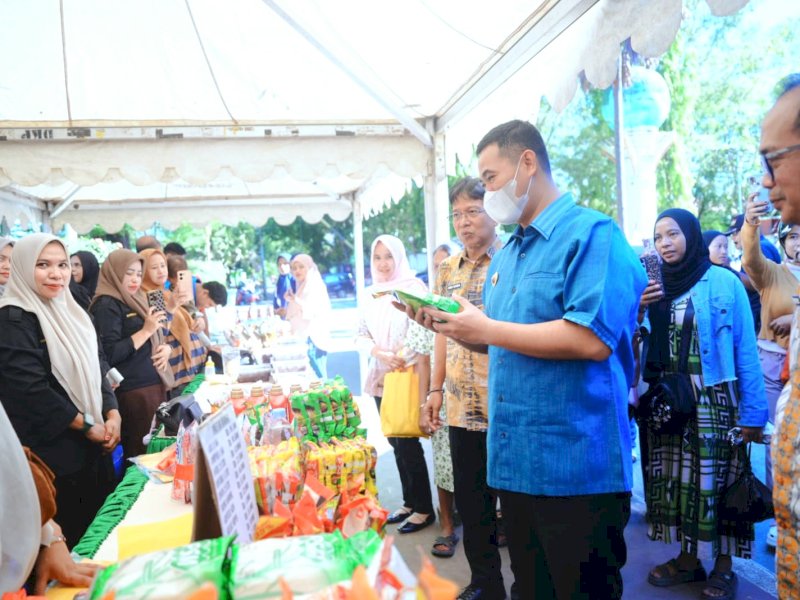 Bupati Pangkep, H. Muhammad Yusran Lalogau (MYL) , turun langsung memantau pelaksanaan Gerakan Pangan Murah di Alun-Alun Citra Mas Pangkep, Kamis (21/5/2026). @jejakfaktacom/Humas Pemda Pangkep.