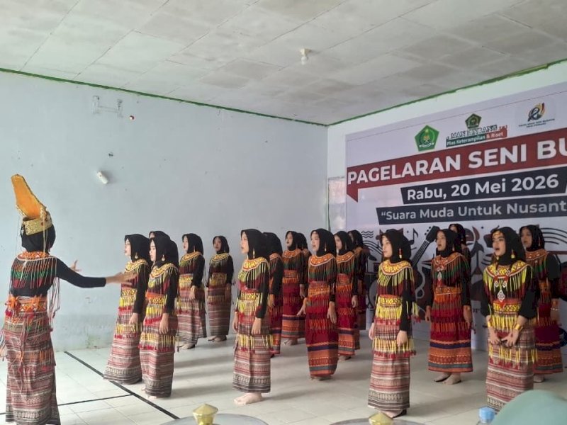 Penampilan siswa kelas XI F-1 hingga XI F-8 dalam paduan suara lagu wajib nasional dan lagu daerah Nusantara, MAN Pinrang melalui Pagelaran Seni Budaya bertema &ldquo;Suara Muda untuk Nusantara&rdquo;, Rabu (20/5/2026). @Jejakfakta/dok. Istimewa