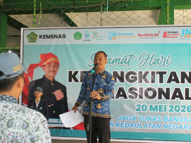 Kepala Madrasah, Sofyan Jukni, saat bertindak sebagai pembina Upacara Peringatan Hari Kebangkitan Nasional ke-118 Tahun 2026 yang digelar di halaman indoor madrasah di Jalan Talasalapang, Makassar, Rabu (20/5/2026). @Jejakfakta/dok. Istimewa