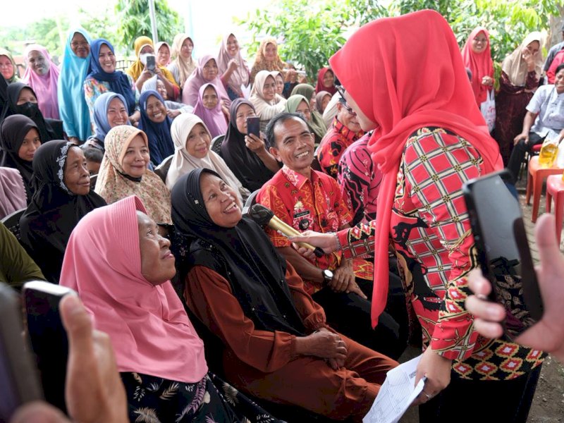 Bupati Gowa, Sitti Husniah Talenrang, saat menghadiri Penyaluran Bantuan Pangan Alokasi Februari dan Maret Tahun 2026 di Aula Kantor Desa Gentungan, Kecamatan Bajeng Barat, Kamis (21/5/2026). @Jejakfakta/dok. Humas Pemkab Gowa 